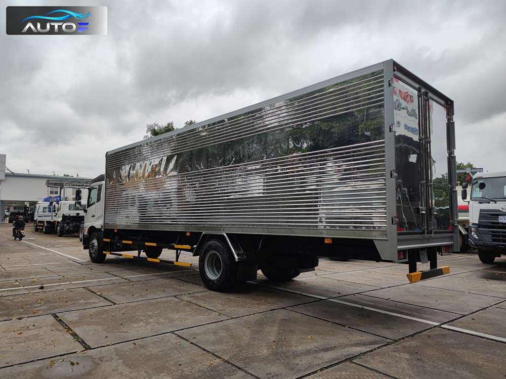 Xe tải UD CRONER PKE250 (8 tấn, dài 9.5m) thùng kín inox